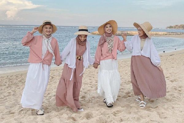 11 Outfit Hijab Ke Pantai Simple Tampil Cantik Dan Modis Blogger